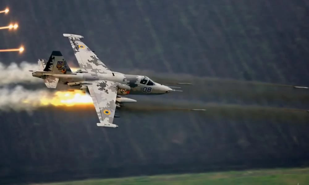 Δεν γλίτωσε κανείς! Ουκρανικό Su-25 εναντίον ρωσικής φάλαγγας (Βίντεο)